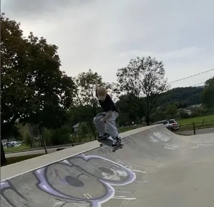Rider confirmé en action dans le bowl