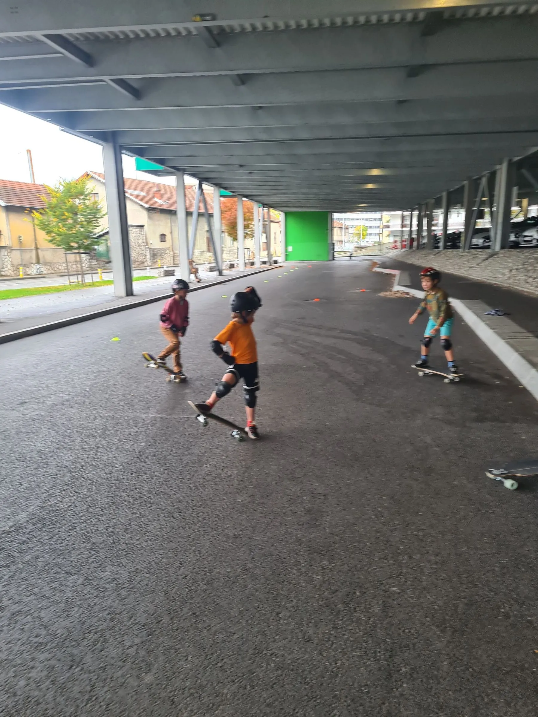 Groupe d’enfants en stage d’initiation au skatepark