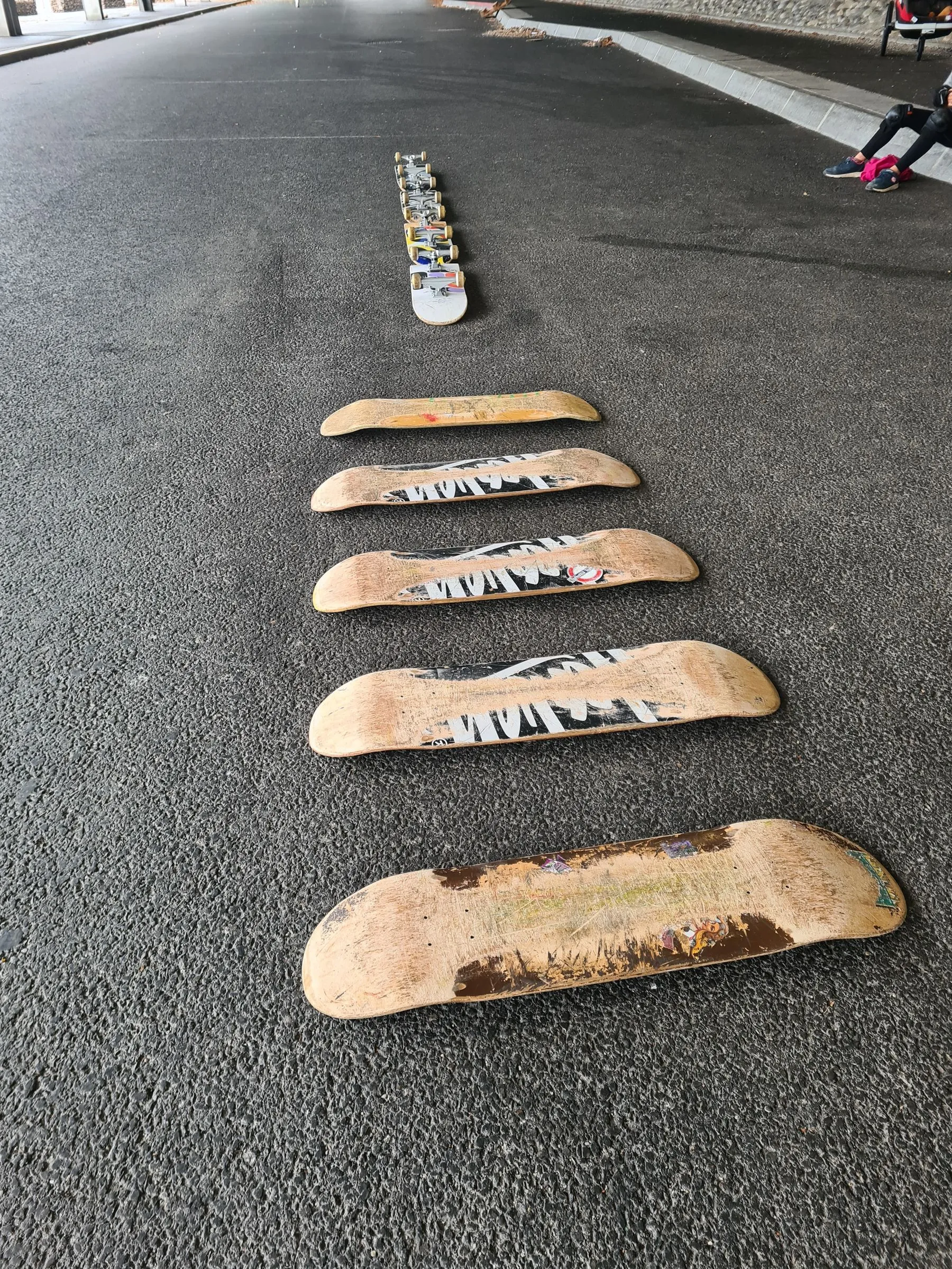 Les planches du club alignées au sol, prêtes pour la séance